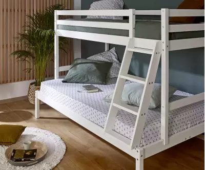 Détail échelle du lit superposé blanc Nazaré avec matelas