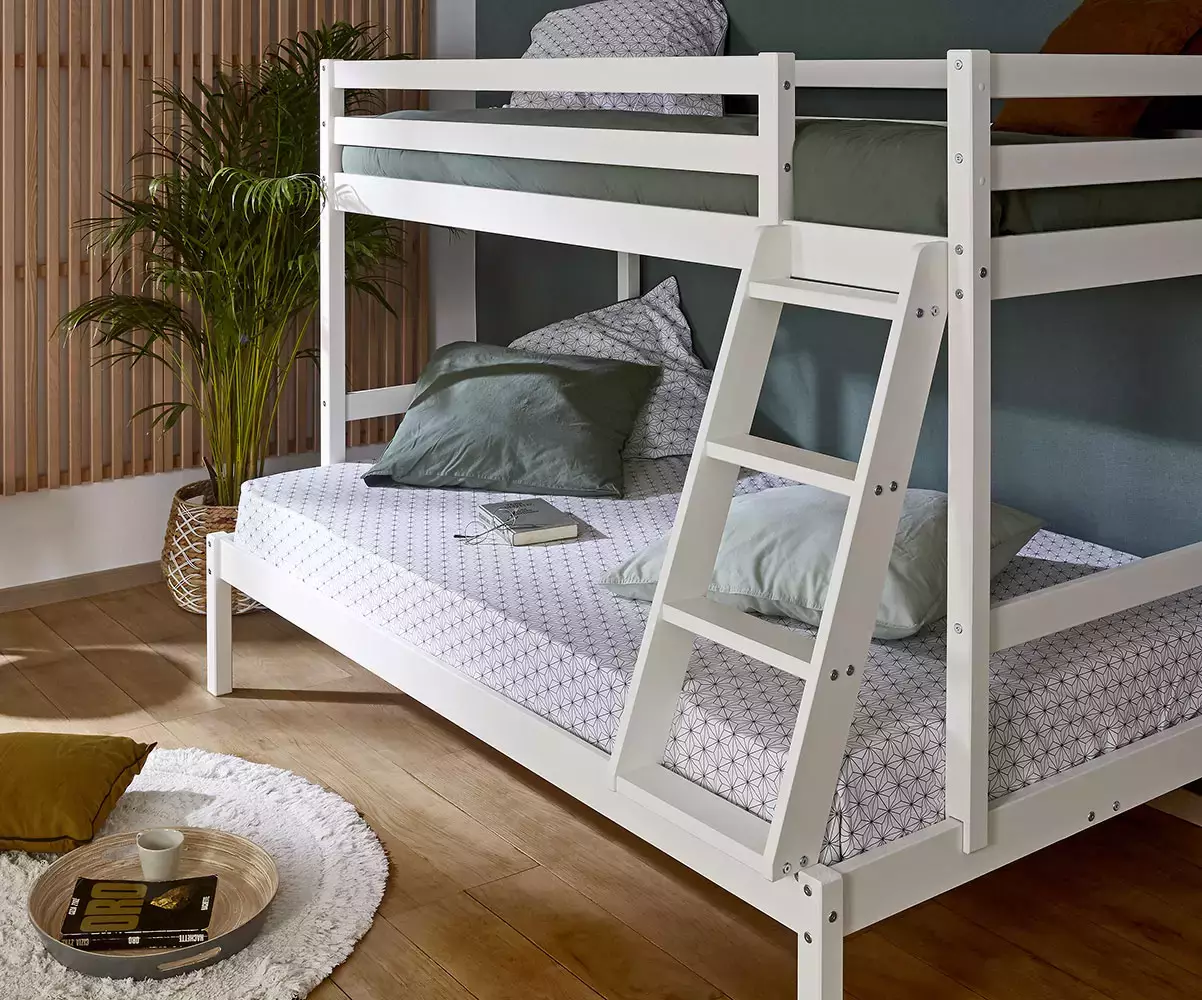 Détail échelle du lit superposé blanc Nazaré avec matelas Détail échelle du lit superposé blanc Nazaré avec matelas