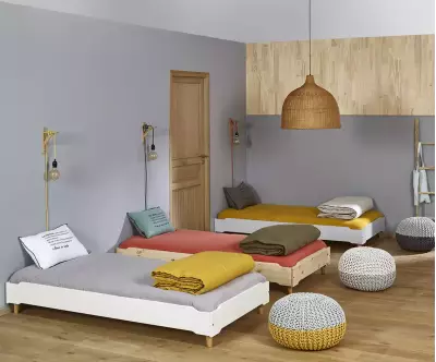 Lits Vaka empilables avec matelas et pieds