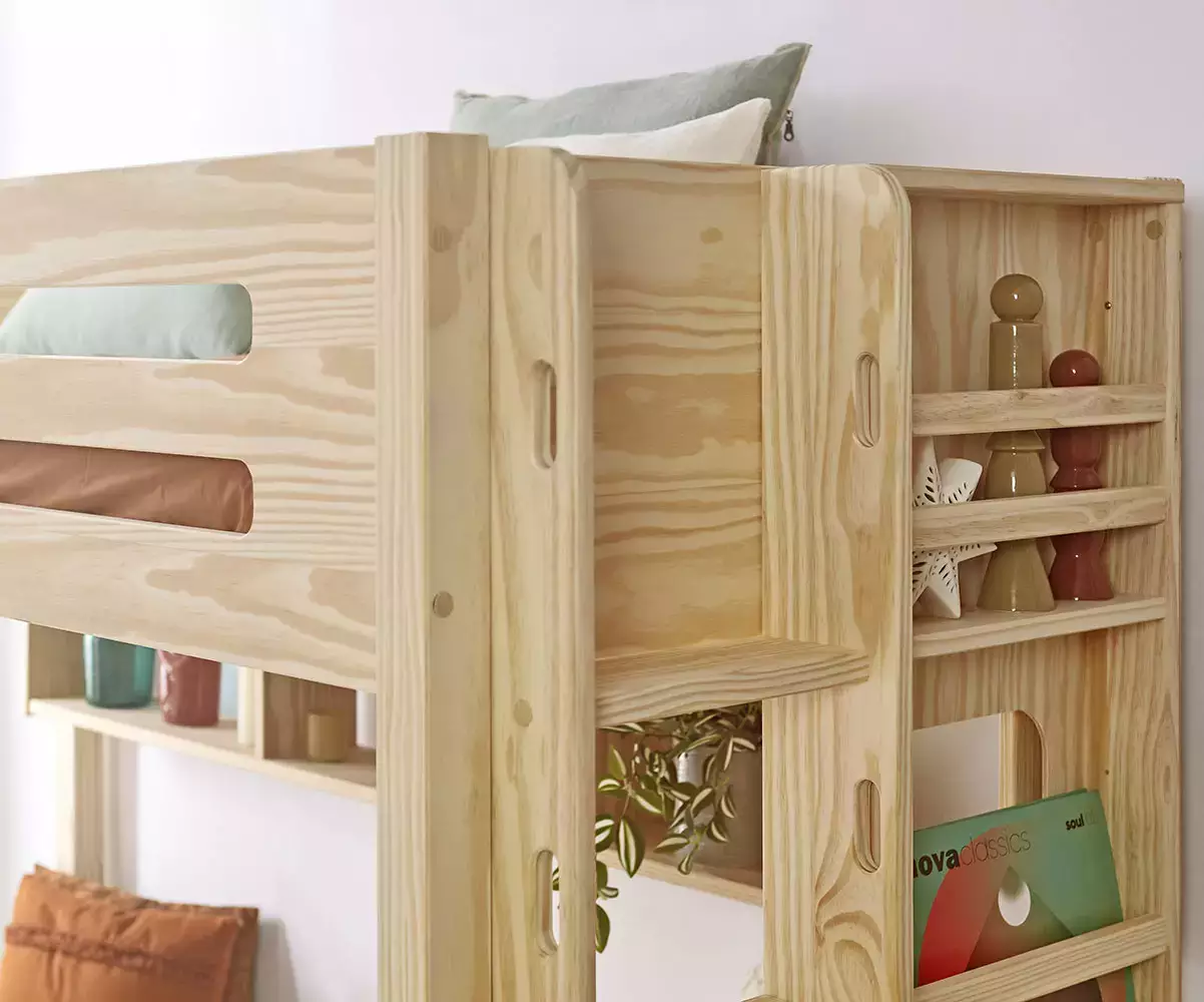 Détail échelle et étagère du lit superposé Chinook bois Détail échelle et étagère du lit superposé Chinook bois