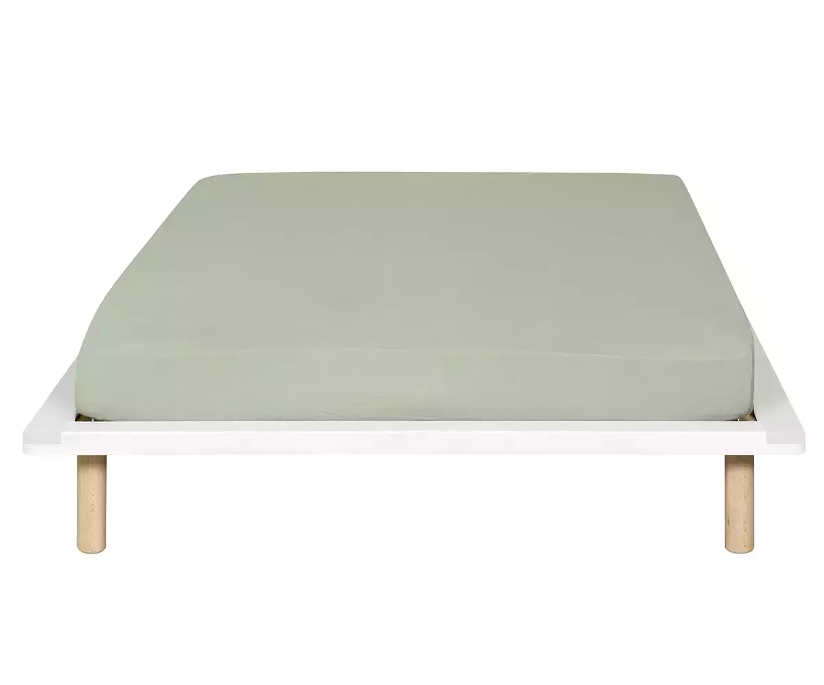 Lit Savo avec matelas affiche un design simple et moderne Lit Savo avec matelas affiche un design simple et moderne