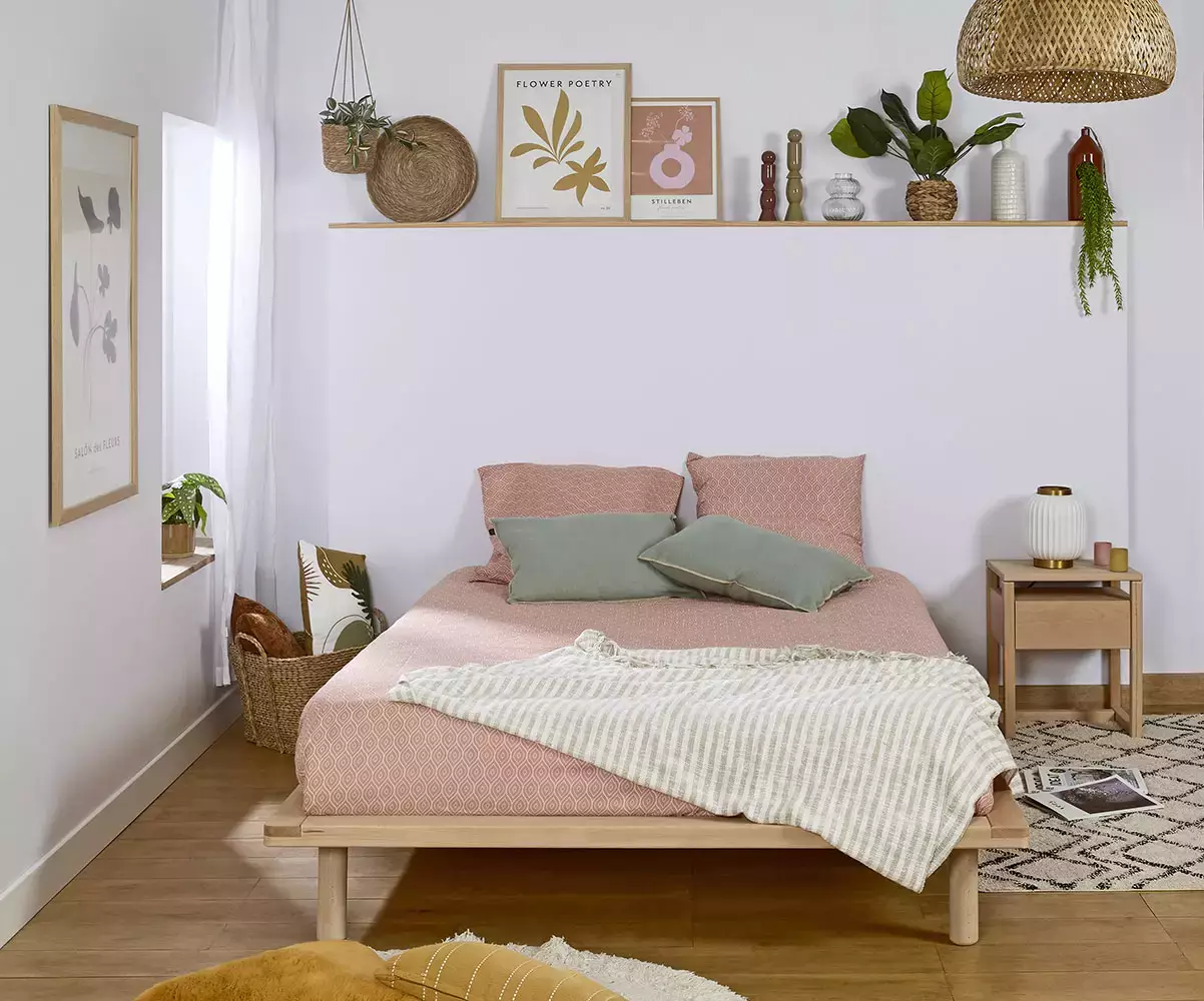 Lit Savo avec matelas est monté sur 4 pieds cylindriques