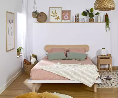 Lit Savo avec tête de lit Kauai apporte une touche d’élégance au couchage