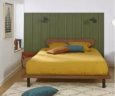 Lit Savo avec tête de lit Kauai apporte une touche d’élégance au couchage noyer