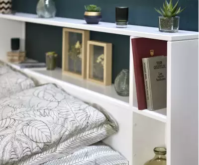 Détail des rangements de la tête de lit Mizar