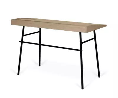 Bureau Ply offre un espace de travail confortable et organisé