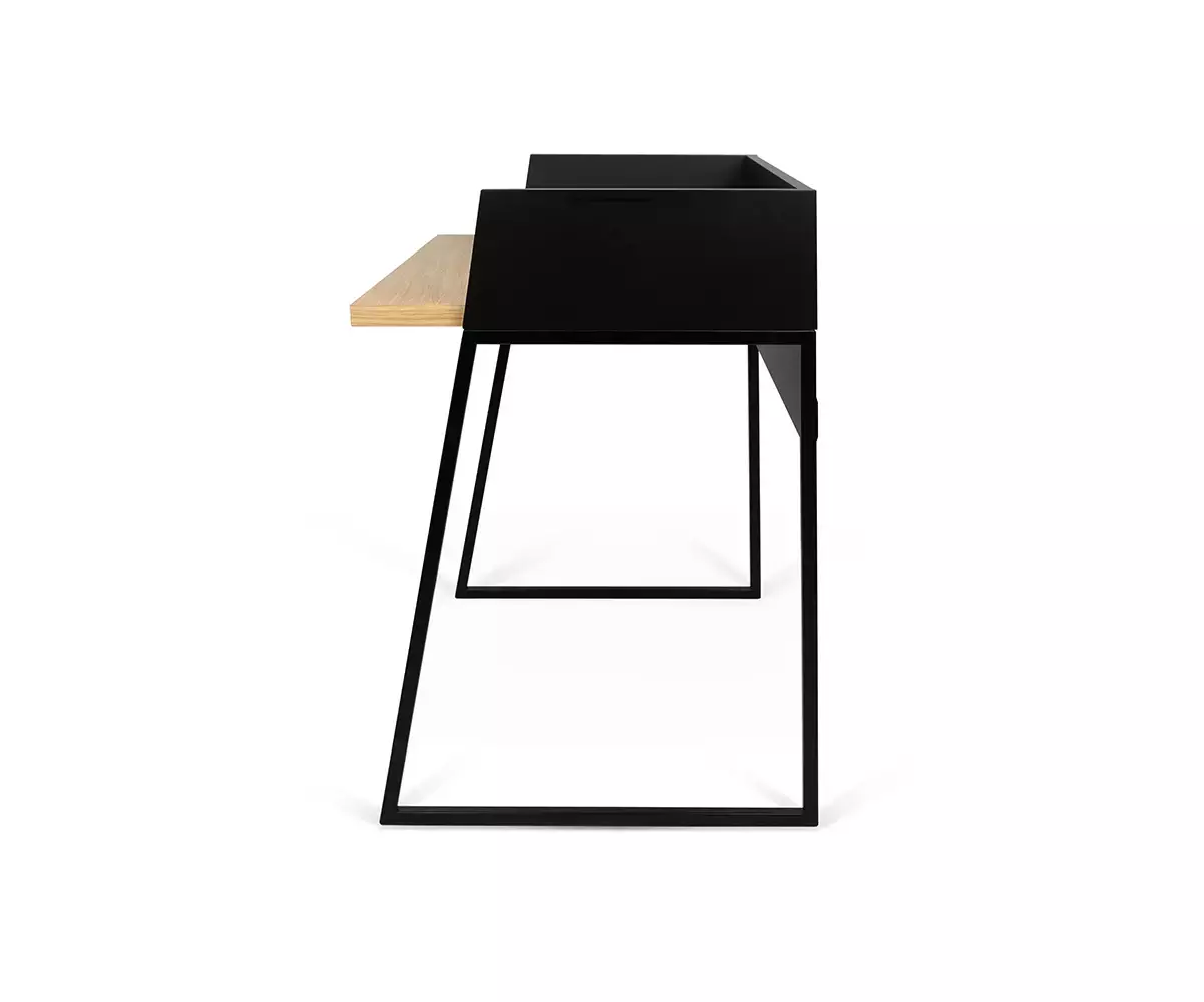 Bureau Luskan offre un espace de travail confortable Bureau Luskan offre un espace de travail confortable
