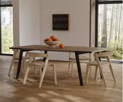 Table à manger Drift donne un intérieur chaleureux et tendance