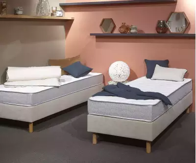 Ensemble sommiers avec pieds et matelas en option