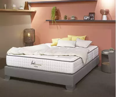 Sommier en tissu couchage 2 places Senesi gris avec pieds en métal et matelas en option