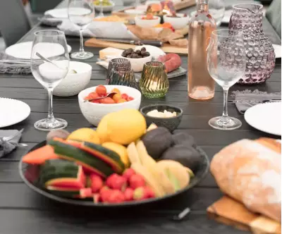 Table Extensible Lacanau la solution idéale pour vos apéritifs et repas en extérieur