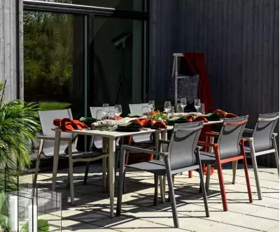 Table 6 personnes métal avec fauteuil en option
