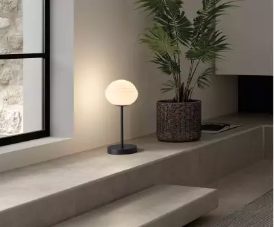 Lampe à Poser Koloa coloris noir au design élégant et contemporain