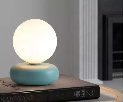 Lampe à Poser Ovaka coloris vert bleu s’installe partout dans la maison