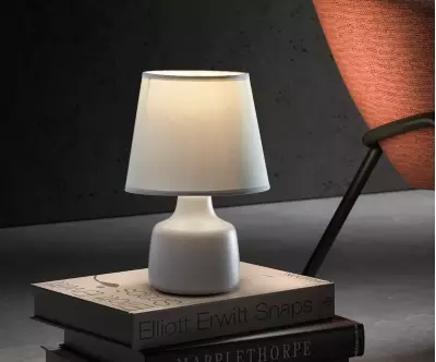 Lampe à Poser Kapa coloris blanc apporte une touche moderne et élégante