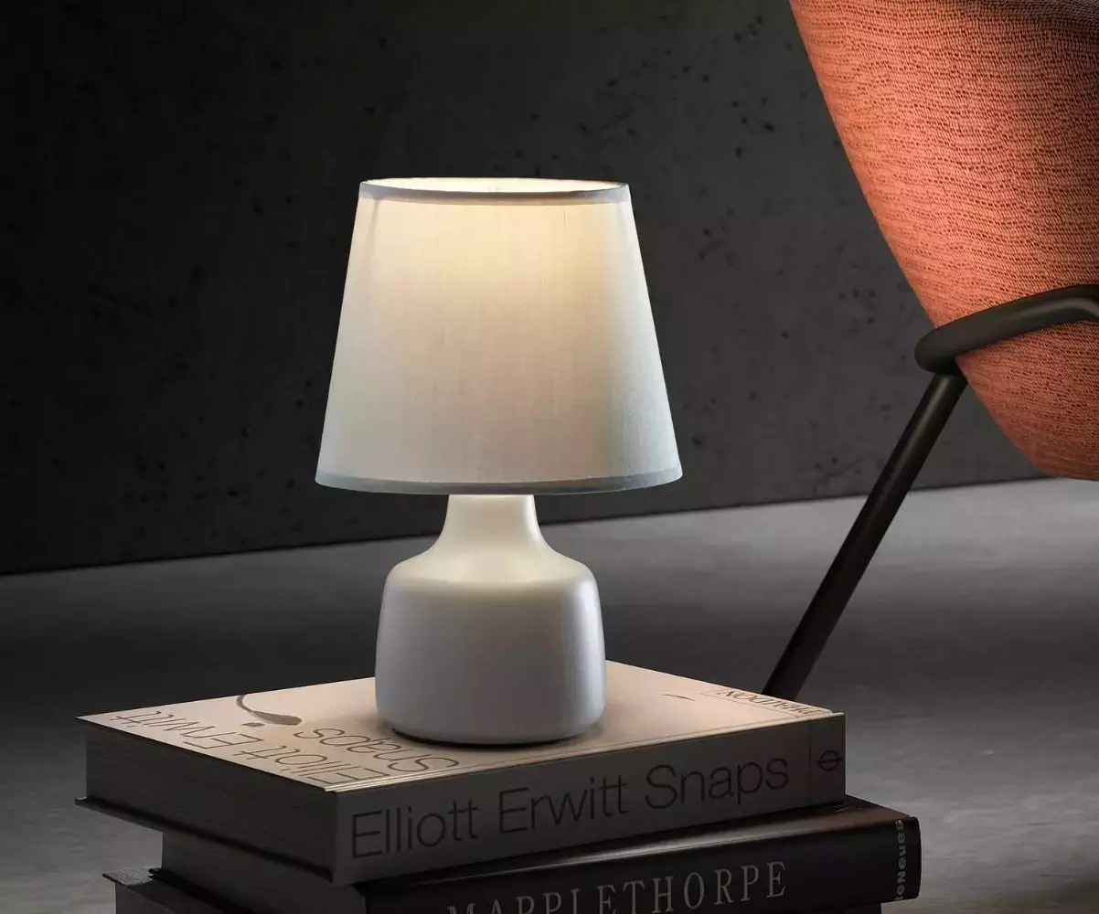 Lampe à Poser Kapa coloris blanc apporte une touche moderne et élégante Lampe à Poser Kapa coloris blanc apporte une touche moderne et élégante