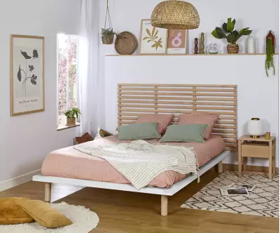 Lit Savo avec tete de lit Hooker comprend un cadre de lit avec assemblage mi-bois