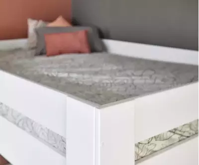 Détails lit mezzanine blanc avec matelas