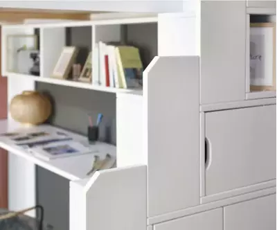 Détails module escalier blanc avec penderie et étagères
