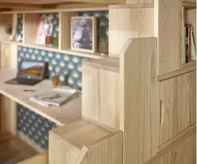 Détails module escalier bois naturel avec penderie et étagères