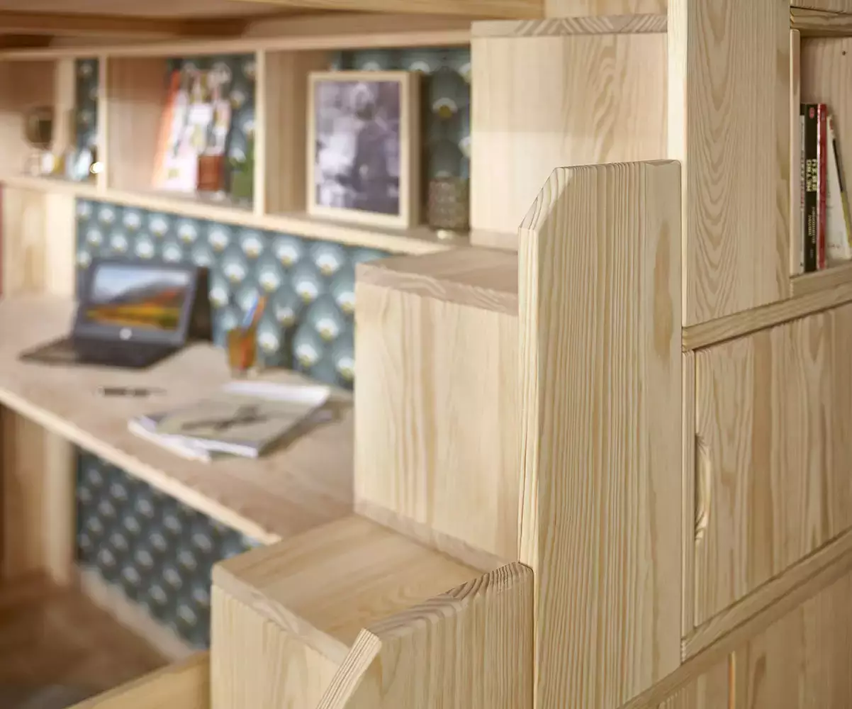 Détails module escalier bois naturel avec penderie et étagères Détails module escalier bois naturel avec penderie et étagères