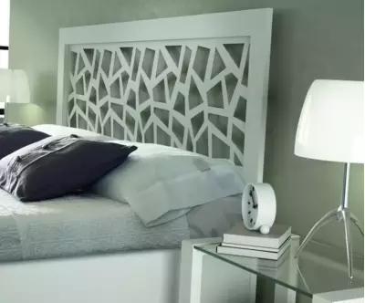 détail tête de lit blanche
